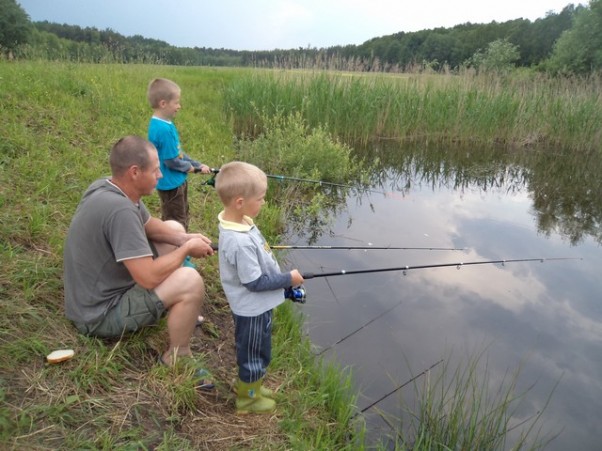 Zdjęcie zgłoszone na konkurs eBobas.pl Zapatrzeni w wodną toń w ręku trzymający tajną broń :&#41; Razem z synami łowimy ryby