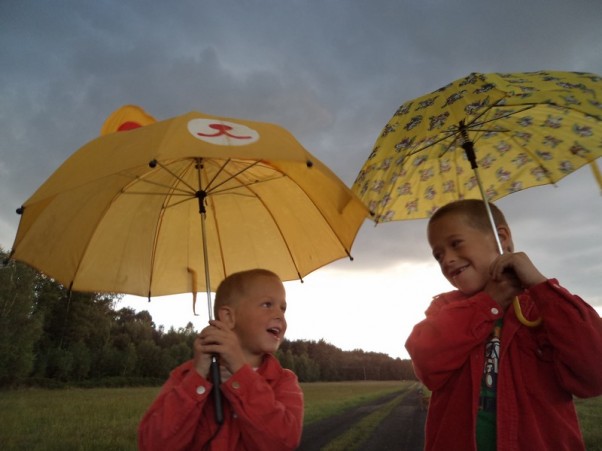 Zdjęcie zgłoszone na konkurs eBobas.pl Żółte parasolki mamy, radośnie sobie śpiewamy i na jesiennny deszczyk czekamy