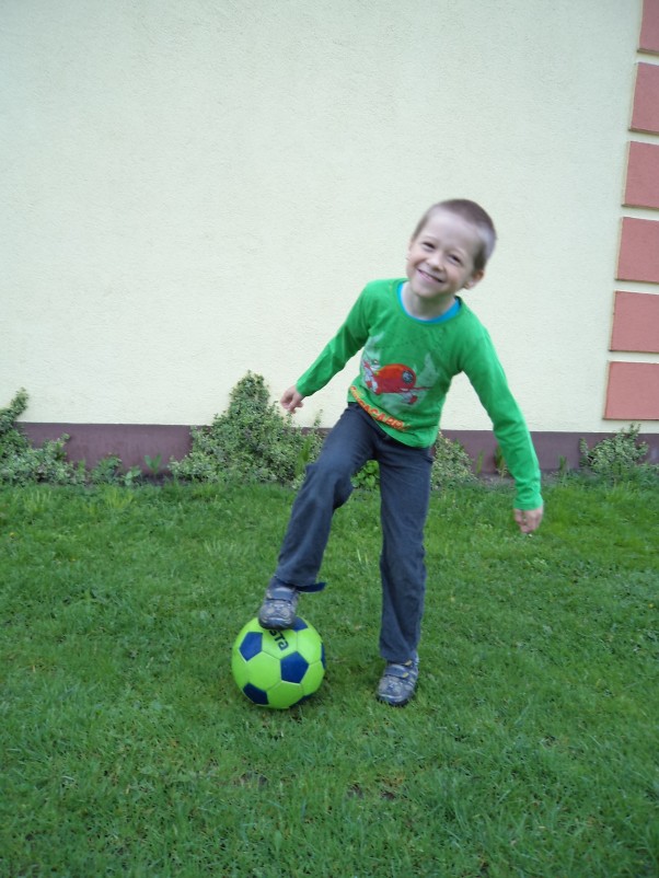 Zdjęcie zgłoszone na konkurs eBobas.pl Gram w zielone bo \nzieloną bluzkę \nzielone spodnie mam\nna zielonej trawce  \nzieloną piłką gram...