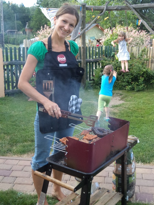 Zdjęcie zgłoszone na konkurs eBobas.pl Gdy nadchodzi wolny dzień w szefową grilla zmieniam się :&#45;&#41;  \nFartuch i odpowiednie przybory mam. \nRodzinka cała zbiera się i na pysznie wypieczone smakołyki oczekuje. 