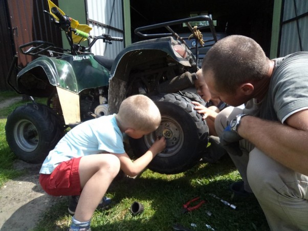 Zdjęcie zgłoszone na konkurs eBobas.pl Pod czujnym okiem taty uczę się zmieniać koło. Bo oczywiste jest, ze nasza mama suuuper jest ale na naprawie wcale nie zna się. 