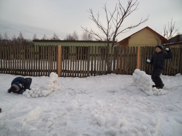 Zdjęcie zgłoszone na konkurs eBobas.pl Trochę śniegowych kulek, mały obronny murek .....i to wystarczy by z bratem suuper bawić się!