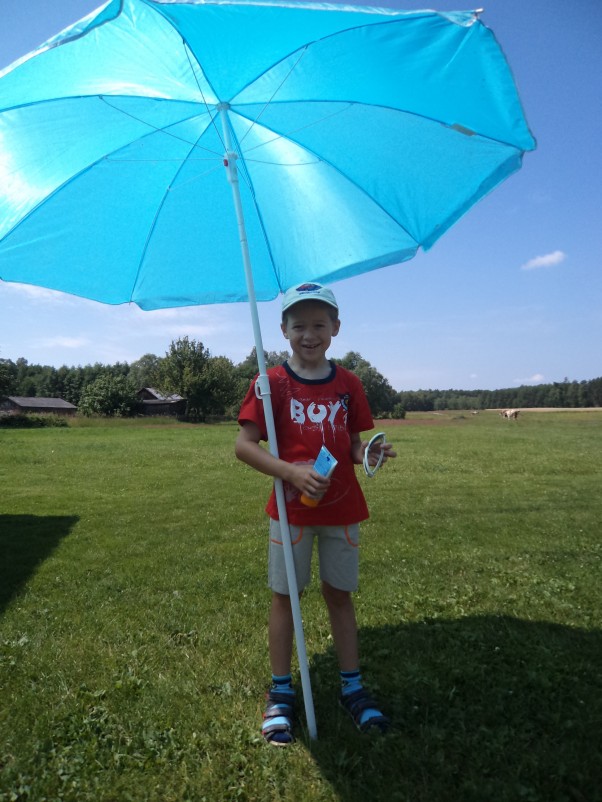 Zdjęcie zgłoszone na konkurs eBobas.pl Wieeeelka parasolka, czapka z daszkiem, okulary i krem.Teraz na pewno jestem dobrze zabezezpieczony przed słońcem