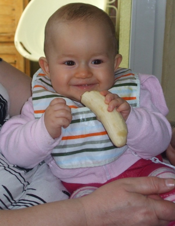 Zdjęcie zgłoszone na konkurs eBobas.pl Natalka już sama potrafiła jeść mając 8 miesięcy. Sama trzymała w rączce łyżeczkę, owoce itp... \nByła zdolna i zjadała wszystko co mama jej dała :&#41;