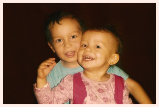 Zdjęcie zgłoszone na konkurs eBobas.pl Krzysiu i Agatka &#45; najbardziej kochające się rodzeństwo &#40;&#45;; 