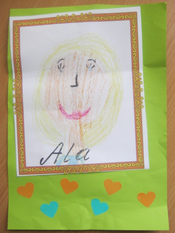 Portret mamy wykonany przez 6 letnią Karolinkę Jakże wspaniałą niespodziankę sprawiła mi córeczka na dzień mamy, podarowała mi laurkę z moją podobizną:&#41;