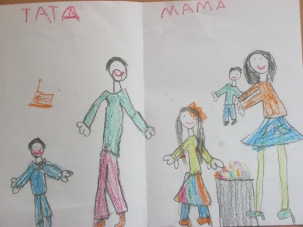 Nasza rodzinka  Karolinka narysowała naszą rodzinkę, od prawej mama, braciszek Aruś, pudełko z klockami, Karolinka, tatuś i braciszek Adrian:&#41;