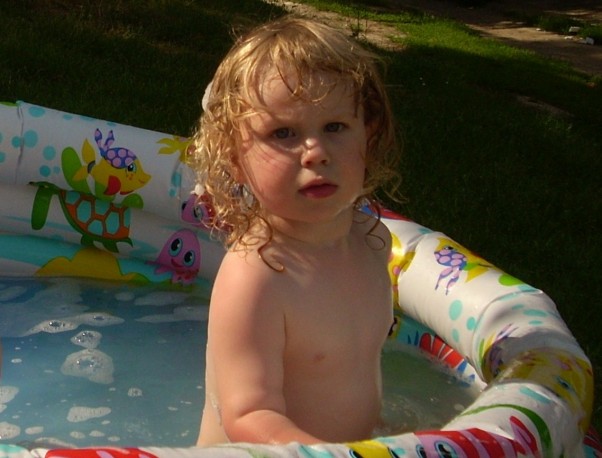 Adrianek plusku, plusku, plasku, plasku bąbelek i jego letnia kąpiel w basenie:&#41;