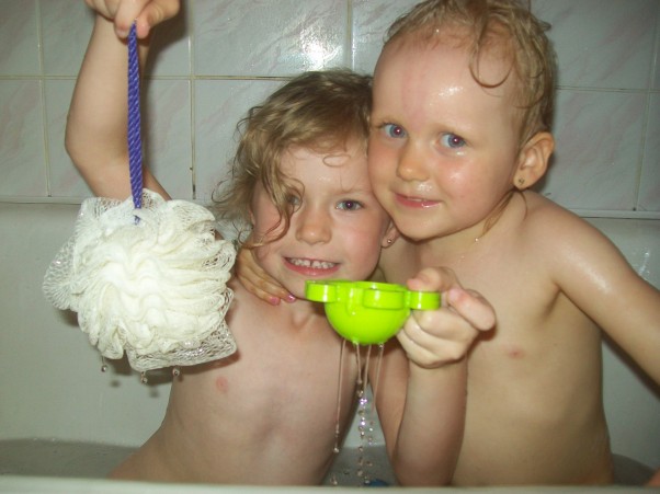 Zabawa z kąpieli Karolinka i Julka podczas zabawy w kąpieli