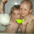 Karolinka i Julka podczas zabawy w kąpieli