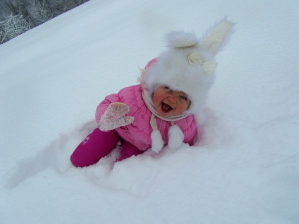 Zimowe szaleństwo:&#41; W białym puchu króliczek harcuje,\nuśmiech na twarzy mu się maluje:&#41;\nMajeczka uwielbia  zimowe zabawy !\nw śniegu szaleje bez obawy:&#41;\n