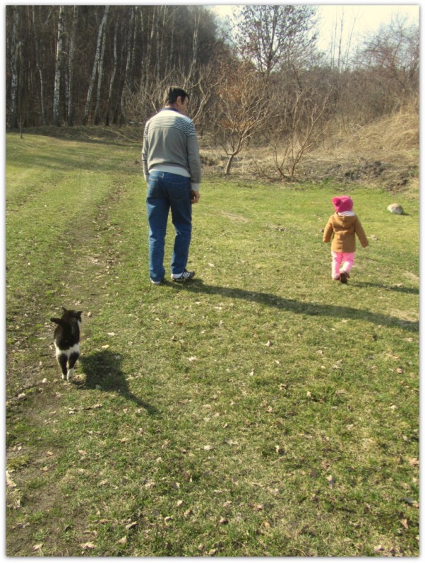 W grupie raźniej:&#41; Dziadek z wnuczką poszli na spacer poszukać wiosny, za nimi drepcze kotek radosny!\nW trójkę wędrują &#45; pierwszych oznak wiosny poszukują:&#41;