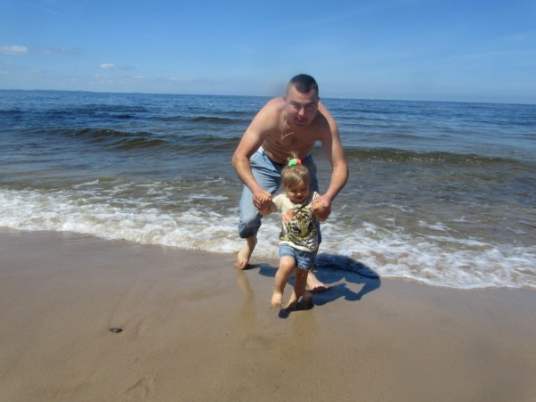 Uciekamy przed falą :&#41; Wygłupy z tatusiem na plaży ?\nKażde dziecko o tym marzy :&#41;\nMajusia z tatusiem przed falami uciekają\ni ileż radości przy tym mają!!