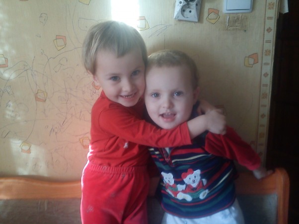 Zdjęcie zgłoszone na konkurs eBobas.pl kochające się siostrzyczki na 14 lutego;&#41;