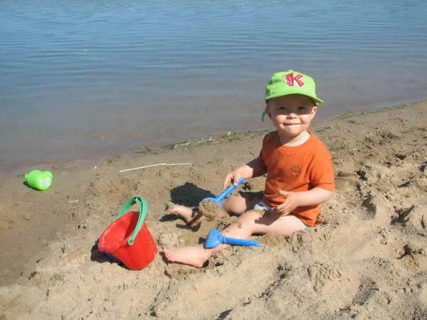 Zamki na piasku Pawełek w swoim żywiole, czyli lato pełną para i tona piachu, słowem witaj plażo!