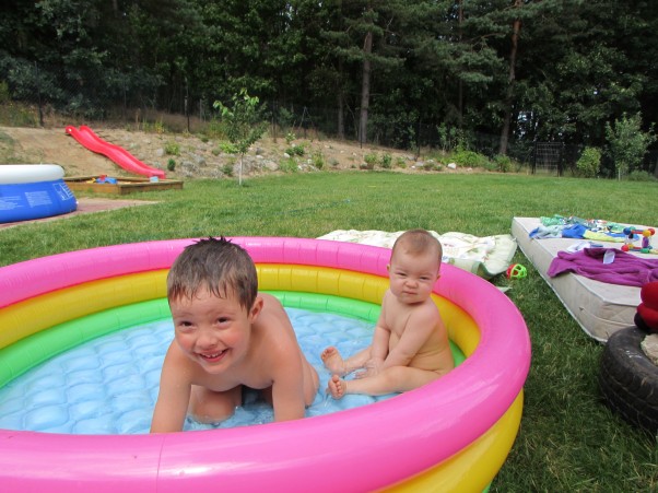 Zdjęcie zgłoszone na konkurs eBobas.pl Kąpiel w basenie w upały jest w cenie:&#41;