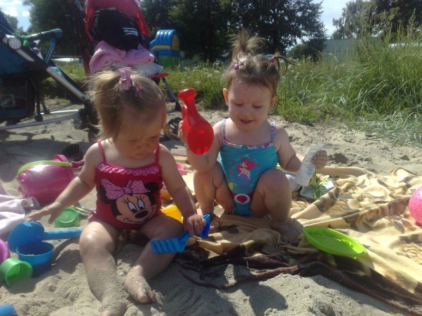 Zdjęcie zgłoszone na konkurs eBobas.pl Moja córcia Milenka ze swoją koleżanką Karolinką uwielbiają zabawy w piasku na plaży:&#41;