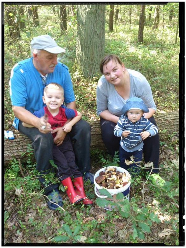 Zdjęcie zgłoszone na konkurs eBobas.pl Rodzinna wyprawa na grzybki łączy trzy pokolenia naszej rodziny. Jesień to czas wypraw z ukochanym dziadkiem na grzyby to okazja do podziwiania darów jesiennych lasów .....