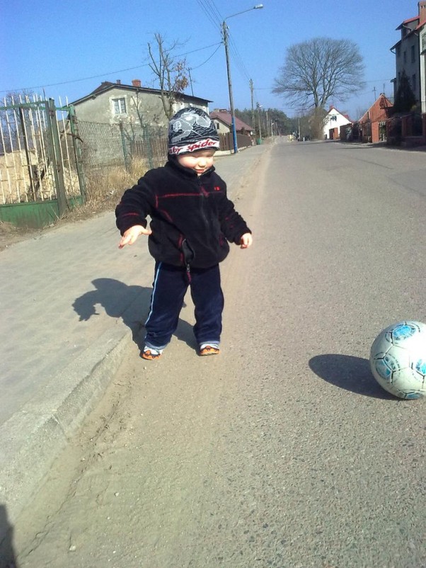 Zdjęcie zgłoszone na konkurs eBobas.pl najlepszy piłkarz na swiecie  ;&#41;. czasami nawet uda mu sie trafic w pilke  ;&#41;