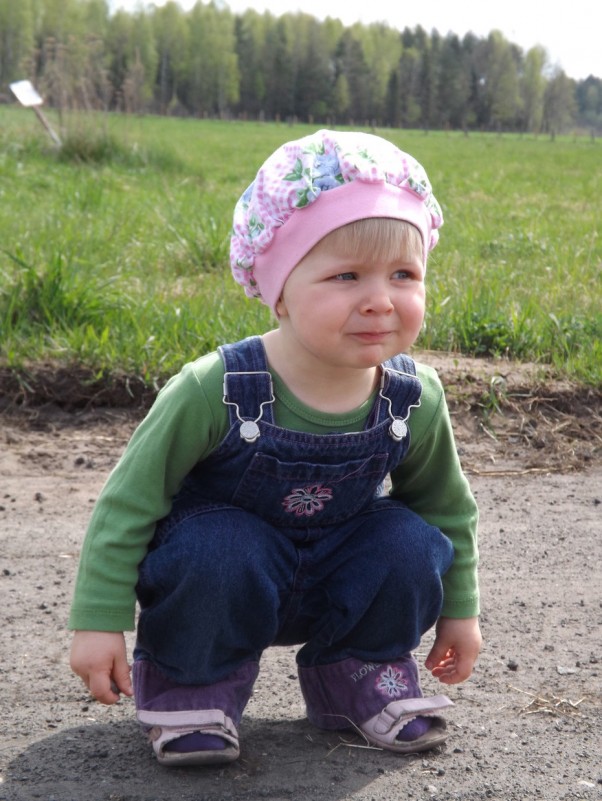 Na polnej drodze!  Maja nawet na polnej drodze koło domu dobrze się bawi ;&#41;