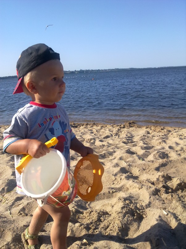 SEBASTIANEK I ZABAWA NA PLAŻY  NAJLEPSZA ZABAWA W PIASKU TO PLAŻA 