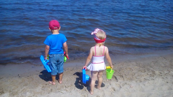 Kochamy piasek  Kochamy lato,kochamy wodę ,ale najbardziej  odpowiada nam piasek nasz plażowy :&#45;&#41;