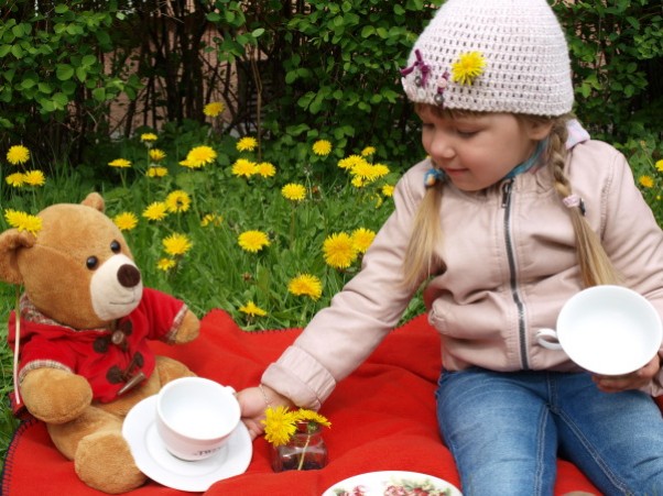 Wiosenny piknik. Marcelinka z pluszowym przyjacielem na pierwszym wiosennym pikniku.