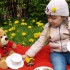 Marcelinka z pluszowym przyjacielem na pierwszym wiosennym pikniku.
