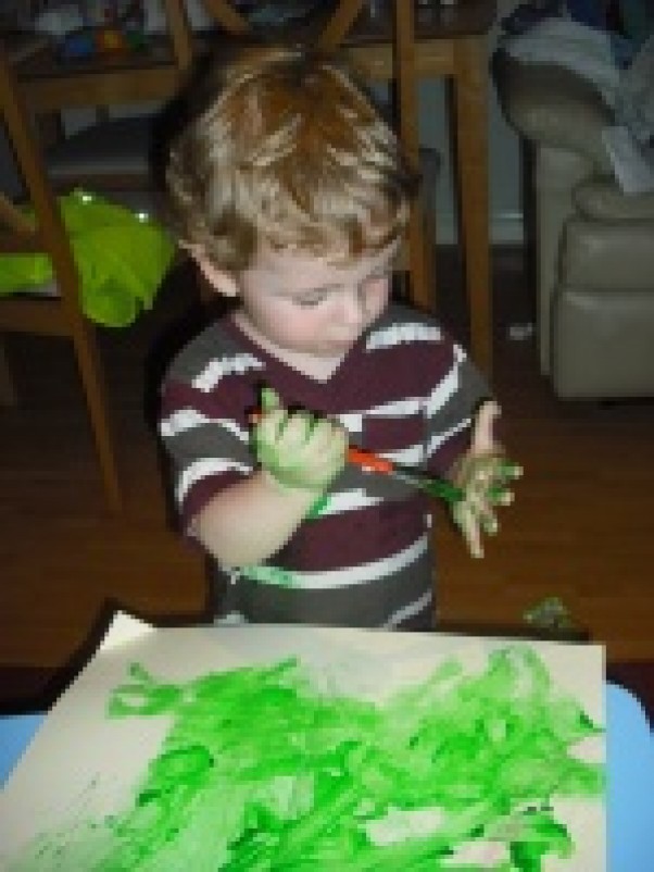 Zdjęcie zgłoszone na konkurs eBobas.pl Nataniel&#45;2 latka\nZieloną farbą postanowiłem dzisiaj coś namalować i po mojej rączce też troszkę kolorować,moja praca jest zielono&#45;jesienna.