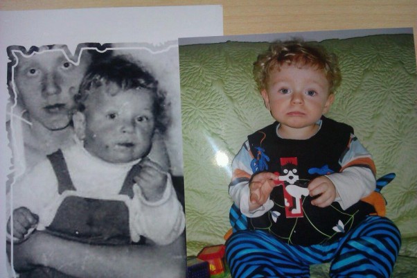 Zdjęcie zgłoszone na konkurs eBobas.pl Po lewej to tatuś jak miał 2 latka a po prawej to synuś ,który ma 2,5 roku,są identyczni nie tylko z twarzy,w wyglądzie,loki i niebieskie oczka,ale również z zachowaniem,mimiką,chodem,tańcem, śpiewem i obaj bardzo kochają słodycze.