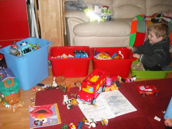 Zdjęcie zgłoszone na konkurs eBobas.pl Nataniel &#40;3 latka&#41; i jego super zabawa w pociąg używajac do tego wszystkich pudełek i zabawek wokoło