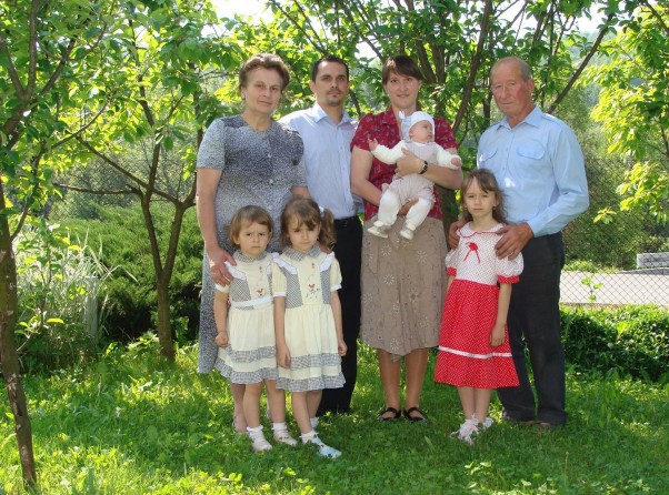 Rodzinka w komplecie Pamiątkowe zdjęcie z rodzinnej majówki: od najmłodszej Emilki &#40;4 miesiące&#41; do dziadka Romana &#40;63 lata&#41;  :&#41;