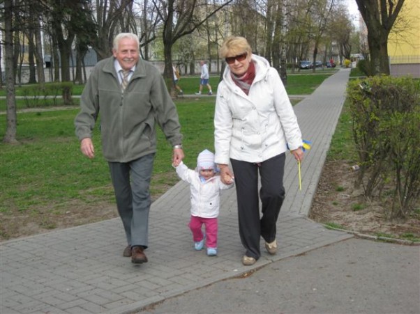 Wiosenny spacer z dziadkiem i babcią jest dobrą okazją na spędzenie czasu z nimi :&#41; Kontakty z dziadkami są bardzo ważne. Marysia uwielbia przebywać w ich towarzystwie.