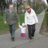 Wiosenny spacer z dziadkiem i babcią jest dobrą okazją na spędzenie czasu z nimi :&#41;