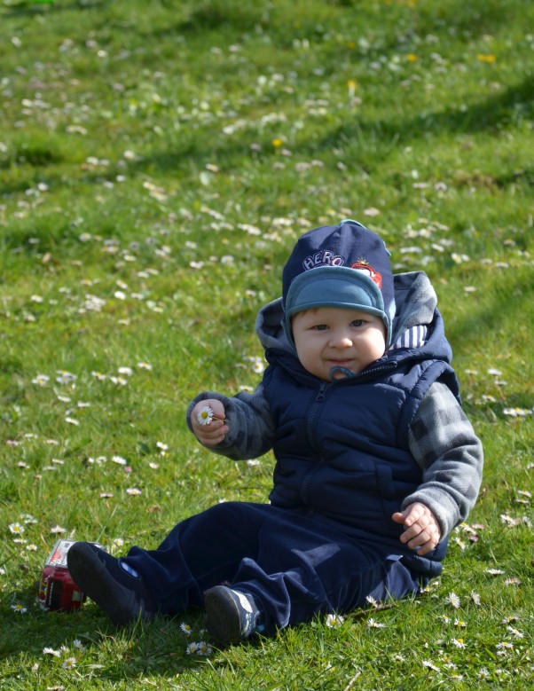 Zdjęcie zgłoszone na konkurs eBobas.pl Mój synuś podczas pierwszego wypadu na zieloną łąkę :&#41;