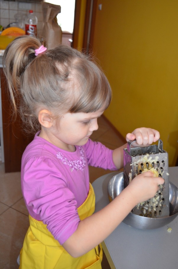 Zdjęcie zgłoszone na konkurs eBobas.pl Moja córeczka bardzo lubi pomagać w kuchni i idzie jej coraz lepiej :&#41;