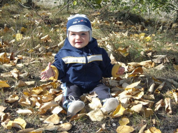 Bo jesień to najpiękniejsza pora roku Gabrysia poznaje uroki pierwszej jesieni swojego życia.