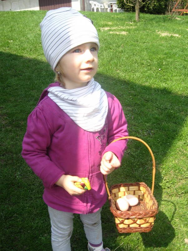 Zdjęcie zgłoszone na konkurs eBobas.pl Wiosną to nie tylko zabawa, ale i praca. A jaka to przyjemna praca? Praca poprzez zabawę, jak np. zbieranie jajeczek prosto od kurek :&#41;