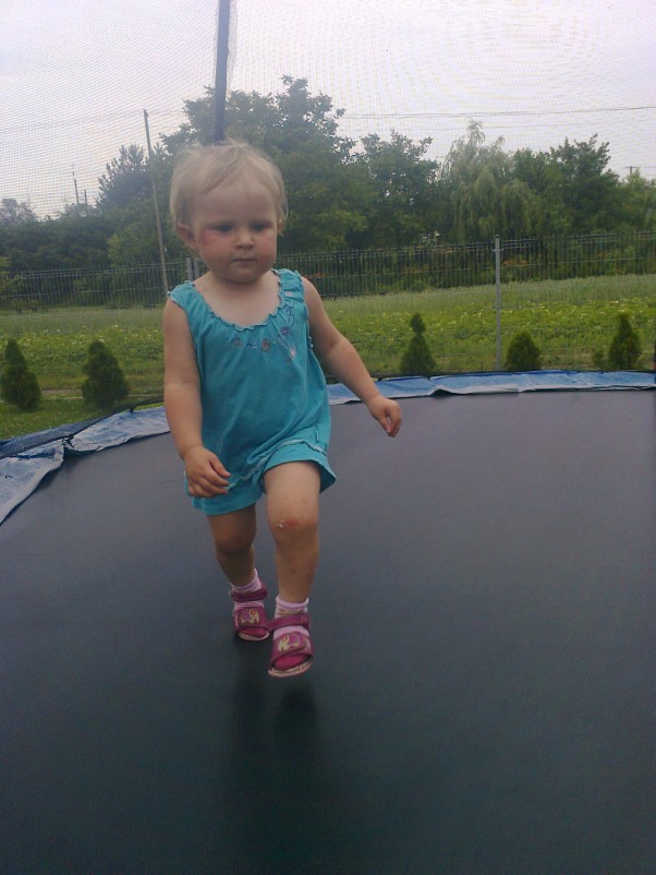 Zdjęcie zgłoszone na konkurs eBobas.pl Hopsa hopsa w góre skoki na trampolinie