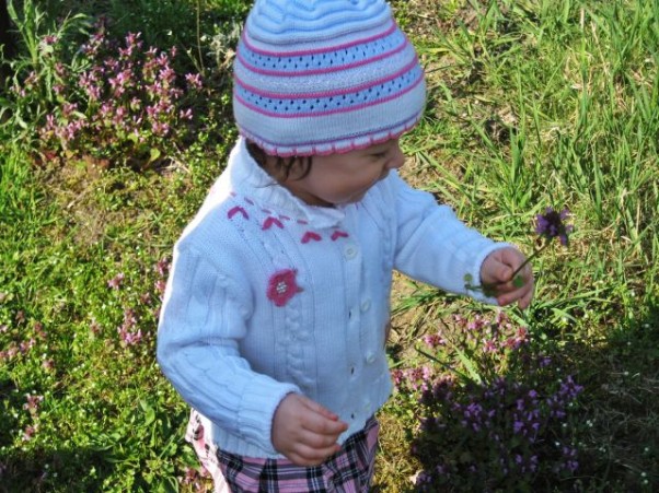 Zdjęcie zgłoszone na konkurs eBobas.pl radość dziecka po znalezieniu pierwszego wiosennego kwiatuszka &#45; bezcenna;&#45;&#41;