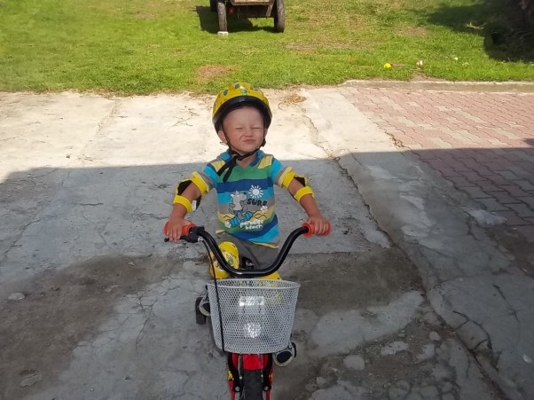 JAZDA W wieku 2 lat uczył się jezdzić  na rowerze i w ciągu \ntygodnia nauczył się i teraz śmiga jak burza.