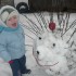 Kto powiedział, że ze śniegu trzeba lepić bałwanka? Kasia ulepiła śniegowego jeżyka:&#41; 