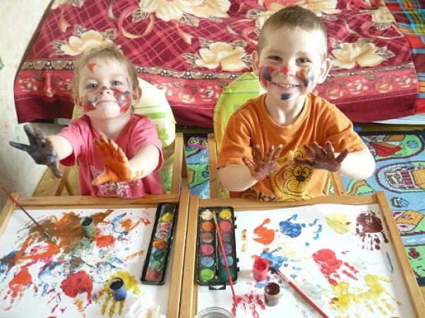 Zdjęcie zgłoszone na konkurs eBobas.pl Łukaszek &#40;4 latka&#41; i Kasia &#40;2 latka&#41; najbardziej lubią malować kolorowe łapki :&#41;