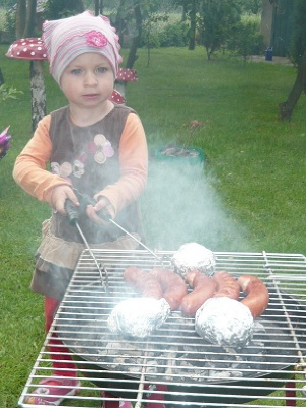 Zdjęcie zgłoszone na konkurs eBobas.pl Moja mała kuchareczka, wciąż grilluje i obraca, raz ziemniaczek raz kiełbaskę :&#45;&#41;