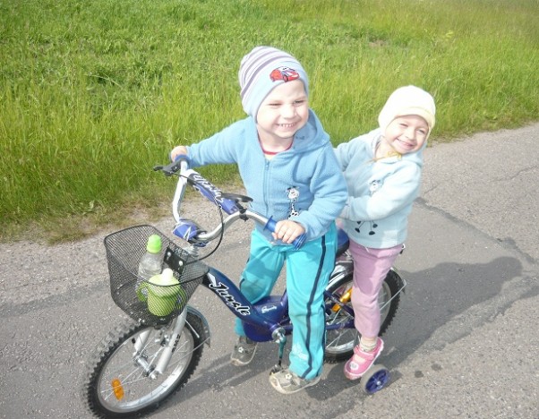 Zdjęcie zgłoszone na konkurs eBobas.pl Uwielbiamy wycieczki rowerowe do lasu.