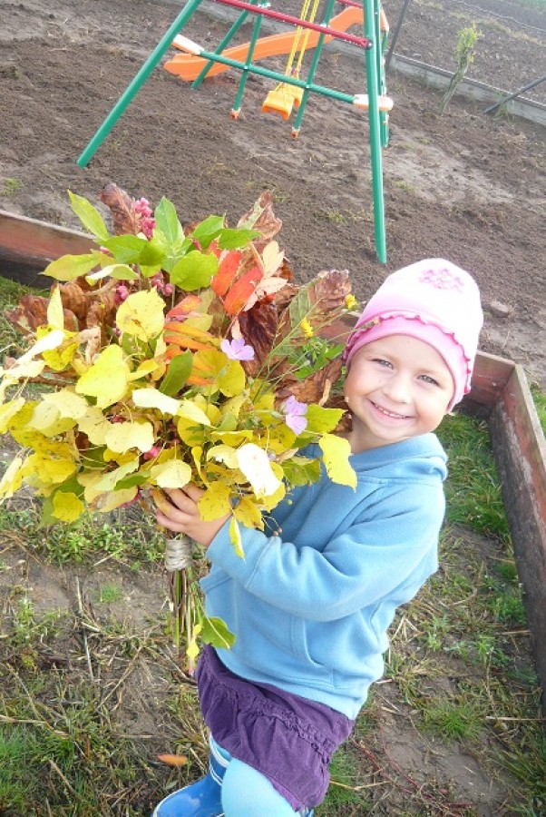 Zdjęcie zgłoszone na konkurs eBobas.pl Kolorowe liście zbierałam sama, jesienny bukiecik zrobiła mi mama.