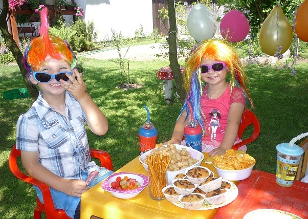 Zdjęcie zgłoszone na konkurs eBobas.pl Imieninki Łukaszek ma, \nwięc będzie super zabawa.\nKolorowe fryzurki mamy,\nna party w ogrodzie wszystkich zapraszamy.