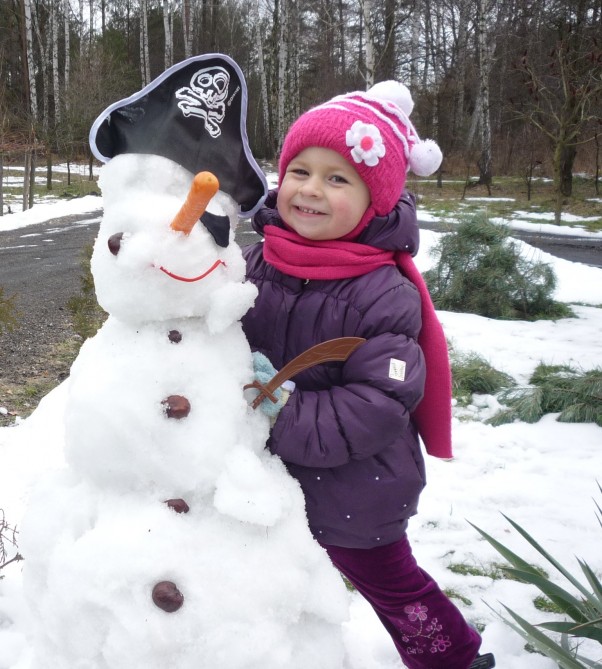 Zdjęcie zgłoszone na konkurs eBobas.pl Kasia z bałwankiem piratem :&#45;&#41;