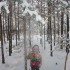 Łukaszek uwielbia strzepywać śnieg z drzew i łapać płatki śniegu na język. 