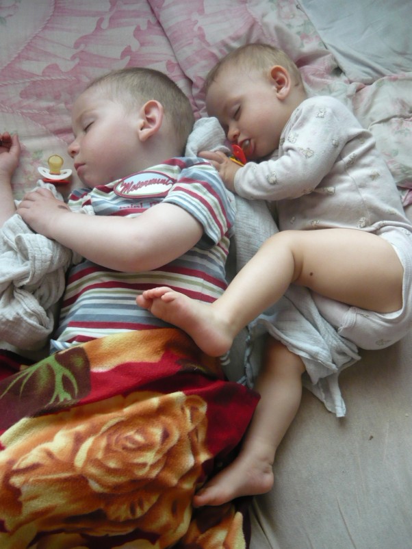Zdjęcie zgłoszone na konkurs eBobas.pl Moje dwa małe aniołki &#45; Łukaszek i Kasia :&#45;&#41;\n 